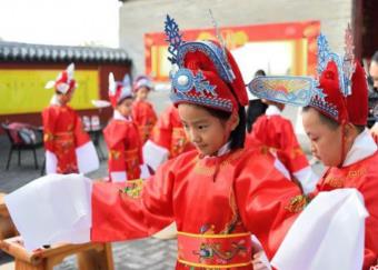 百年唱經(jīng)樓上演“開筆禮” 孩童體驗古代“開學(xué)典禮”