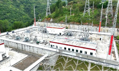 滇藏鐵路麗香段首個(gè)牽引變電所送電成功