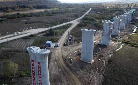 我國(guó)在建最北端高鐵哈伊高鐵鐵力至伊春段項(xiàng)目路基土石方工程全部完成