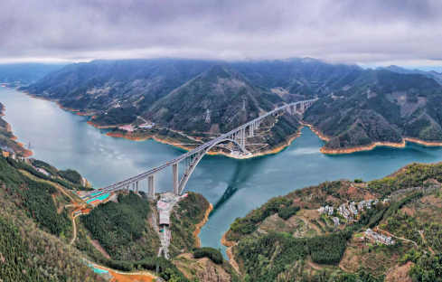 世界最大跨徑拱橋天峨龍灘特大橋建成通車