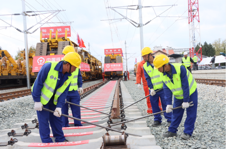 中國鐵建參與建設(shè)的匈塞鐵路塞爾維亞境內(nèi)諾蘇段鋪軌貫通