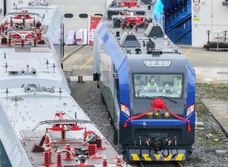 國內(nèi)首臺新型智能重載電力機(jī)車在湖南株洲下線