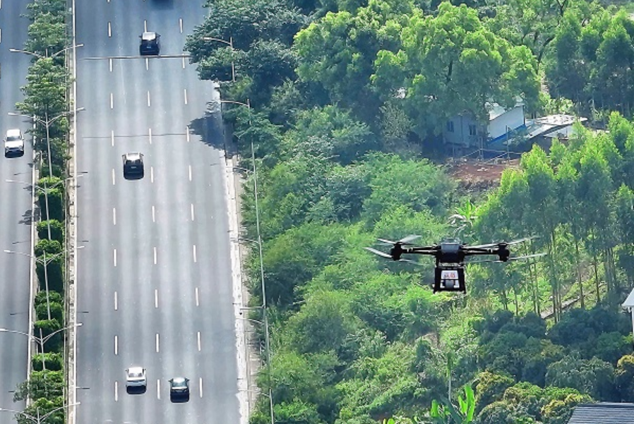 廣西首批低空無人機(jī)物流運(yùn)輸航線成功首飛