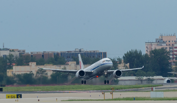 國航首架C919飛機(jī)成功首航 計(jì)劃執(zhí)飛京滬、京杭航線