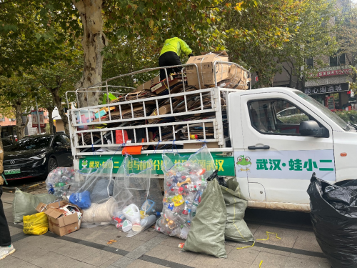 大學(xué)生收廢品，再生資源事業(yè)加入生力軍！