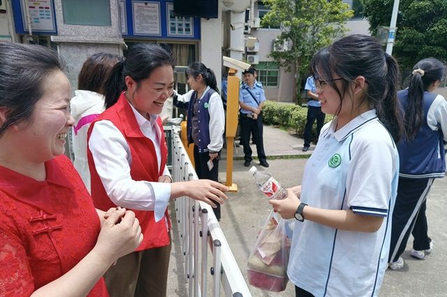 “溢心溢意”助高考 為夢護航正當時