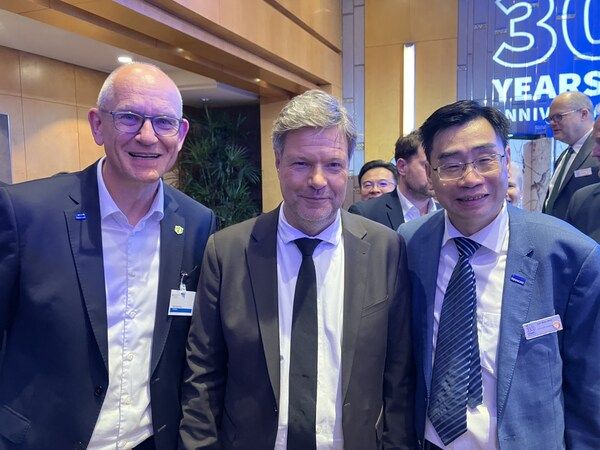 TüV NORD集團(tuán)CEO Stenkamp博士與代表團(tuán)陪同德國副總理哈貝克訪華