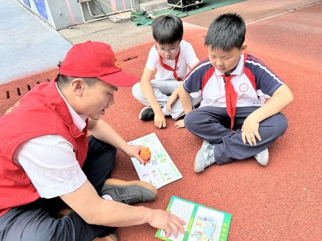 浙江長(zhǎng)興：夏日有“典”熱 法治送清涼