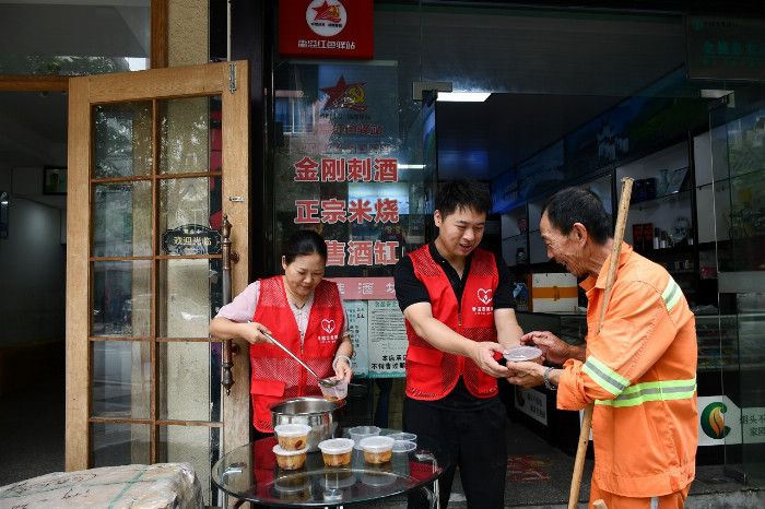 浙江慶元：夏日服務(wù)禮包送不停沁潤戶外勞動者