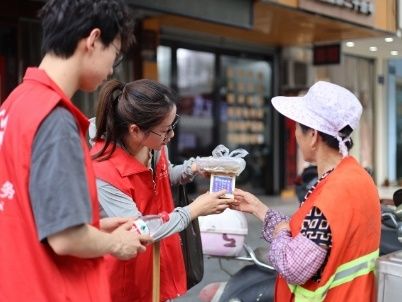 浙江長興：開展送清涼活動(dòng) 關(guān)愛戶外勞動(dòng)者