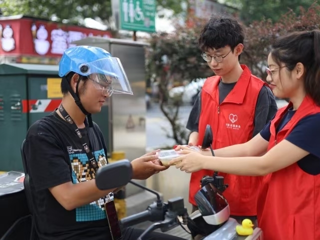 浙江長興：無懼高溫送清涼 “溢”解暑熱暖人心