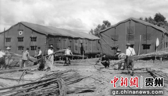 資料圖；水鋼創(chuàng)業(yè)者正在搭建帳篷房。六盤水市委宣傳部供圖